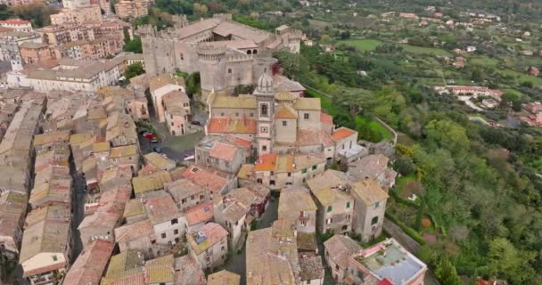 Bracciano意大利城堡的空中景观 在欧洲美丽的山景中 一个拥有高墙和了望塔的城堡的旅游小镇 高质量的4K镜头 — 图库视频影像