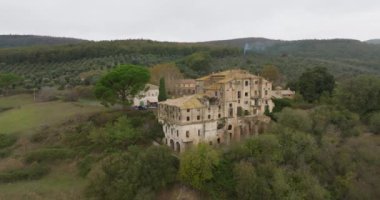 Italys Lakeside Retreat: Bracciano Sarayı ve Köyünün Havadan Keşifleri - Dağların ve Tarihi Yapıların Manzarası. Yüksek kalite 4k görüntü