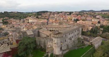 Yukarıda ve ötesinde, Castello Orsini-Odescalchi 'nin zamansız geçidini ve Bracciano' nun Picturesque Lakeside Majestelerini yakalayan sinematik bir Odyssey. Yüksek kalite 4k görüntü