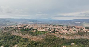 Majestic Orvieto: Antik İtalyan Mimari Mücevherleri ve Romantik Sokaklar 'ın Hava Perspektifleri. Yüksek kalite 4k görüntü