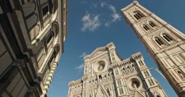 İtalya, Floransa 'da Santa Maria del Fiore Bazilikası' nın mimarisi. Avrupa 'nın turistik bir şehrinde kulesi olan tarihi bir katedralin güzel yüzü. Yüksek kalite 4k görüntü