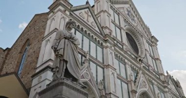Dante Alighieri 'nin heykeli Santa Croce Bazilikası yakınlarında, Floransa, İtalya. Turizm şehrinin tarihi merkezindeki katedralin ön cephesinin güzel mimarisi. Yüksek kalite 4k görüntü