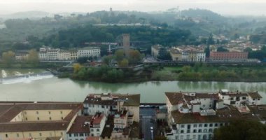 Hava Huzuru: Köprüler ve Arno Nehri Floransa Mimari Güzelliği ve Avrupa Sokak Cazibesi Açılıyor. Yüksek kalite 4k görüntü