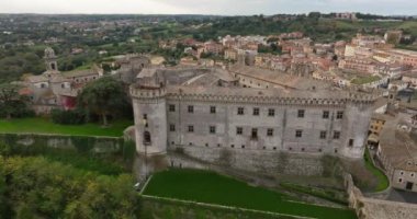 Hava manzaralı Castello Orsini-Odescalchi Bracciano İtalya. Gölün kıyısındaki tarihi bir kale doğanın ve eski mimarinin güzel bir manzarası. Yüksek kalite 4k görüntü