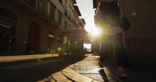 女性観光客が日没時にフィレンツェの通りを歩いています イタリアのヨーロッパの都市の美しい建築 高品質の4K映像 — ストック動画