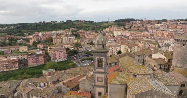 Elevated Elegance Aerial Glimpses Braccianos Cathedral Bell Tower Italia Vistas — Vídeo de stock