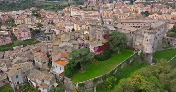 Bracciano意大利城堡的空中景观 古老的防御建筑 城中有城墙 在欧洲的山顶上 高质量的4K镜头 — 图库视频影像