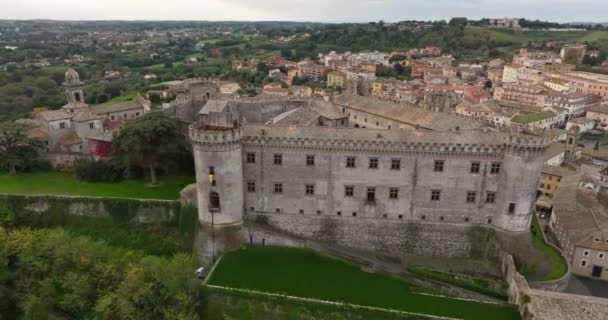 Aerial View Castello Orsini Odescalchi Bracciano Italy 一座位于湖滨老城的历史要塞 有着美丽的自然景观和古老的建筑 高质量的4K镜头 — 图库视频影像
