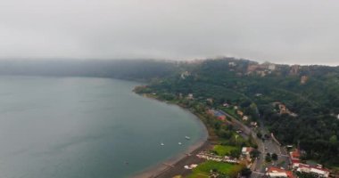 İtalya 'daki Castel Gandolfo Gölü Albano' nun havadan görünüşü. Göl kıyısındaki dağların ve uçurumların manzarasındaki şehir. Yüksek kalite 4k görüntü