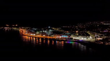 Paphos Kıbrıs 'ın gece şehir manzarası. Kentin kentsel peyzaj setinin gece karanlığında aydınlatılan yolları otellerle doldurdu. Yüksek kalite 4k görüntü