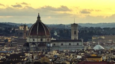 Hava manzaralı di Santa Maria del Fiore Basilica Florence Italy. Gün batımında bir turist kasabasında kuleleri ve eski evleri olan şehir manzarası. Yüksek kalite 4k görüntü