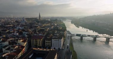 İtalya 'nın Floransa kentindeki Arno Nehri' nin havadan görünüşü. Nehrin kıyısındaki tarihi bölgenin mimarisi ve iki kıyıyı birbirine bağlayan köprüler. Yüksek kalite 4k görüntü