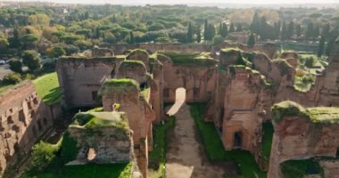 Avrupa Zaman Kapsülü: Caracalla 'nın Roma Hamamları ve Çevresindeki Duvarların Havadan Görünümü. Yüksek kalite 4k görüntü