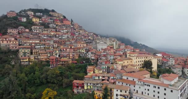 イタリアのロッカ パパの空中展望 美しい家や通りと霧の天気の街のシティスケープ 高品質の4K映像 — ストック動画