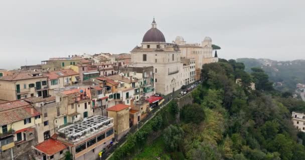 从空中俯瞰阿尔巴诺湖附近的教宗官邸甘道夫城堡 游客在意大利的一座山上吸引着美丽的城市 高质量的4K镜头 — 图库视频影像