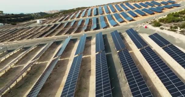 Luftaufnahme Eines Solarkraftwerks Industrielle Landschaft Mit Sonnenkollektoren Sauberer Ökologischer Elektrizität — Stockvideo