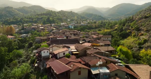 Kakopetria 키프로스 아름다운 오래된 마을의 도로에 자동차 고품질 — 비디오