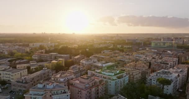 Gün Batımında Bulutların Arasından Parlayan Güneşin Şehrin Üstündeki Gökyüzünden Göründüğü — Stok video