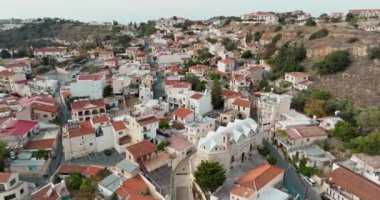 Kıbrıs Rum Kesimi hava manzaralı. Kırmızı çatılı evleri ve Akdeniz adasının güzel bir şehir manzarası olan dağ alanlarının mimarisi. Yüksek kalite 4k görüntü