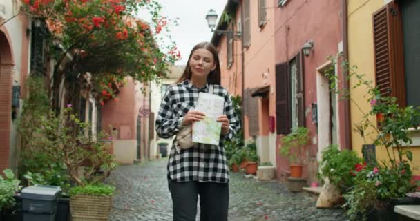 Turystka Mapą Spaceruje Ulicami Starego Włoskiego Miasta Szczęśliwa Kobieta Wakacjach — Wideo stockowe