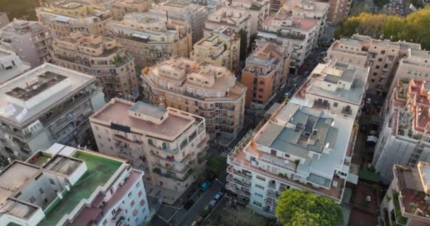 イタリアのローマの都市の夕日を空中見る 近代的な住宅の都市風景は 市の睡眠エリアに位置しています 高品質の4K映像 — ストック動画