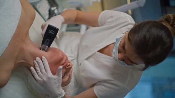 Een Professionele Cosmetoloog Voert Schoonheidsbehandelingen Uit Een Oudere Vrouw Schoonheidsinjecties — Stockvideo