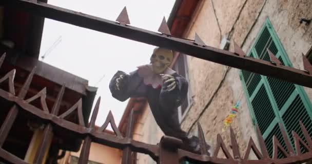 Een Hangende Halloween Vogelverschrikker Hangt Aan Deur Van Een Huis — Stockvideo