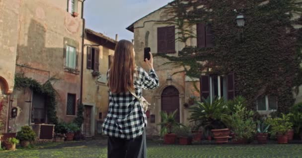 イタリアの観光客を記念したライフスタイル写真 街の古い通りを歩いて 幸せな女性の写真を撮る瞬間 高品質の4K映像 — ストック動画