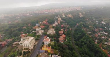 İtalya 'daki Castel Gandolfo Gölü' nün havadan görünüşü. Turistik Avrupa 'daki Albano Gölü yakınlarındaki bir dağ sırasının tepesindeki binaların mimarisi. Yüksek kalite 4k görüntü