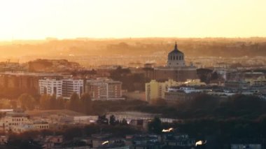 Roma, İtalya 'da kentsel hava manzaralı gün batımı. Güneş ışınları altında turist güneşinin mimarisi. Evler ve uyuma yerleri. Yüksek kalite 4k görüntü