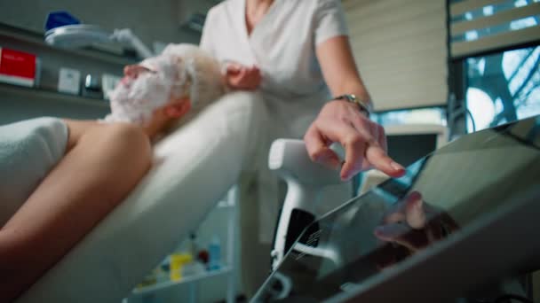 Kosmetolog Zahájí Proceduru Stisknutím Tlačítek Stroje Pro Zvedání Mikrojehel Krása — Stock video