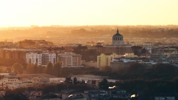 イタリアのローマの都市の夕日を空中見る 家や寝室を持つ太陽の光線で観光太陽の建築 高品質の4K映像 — ストック動画