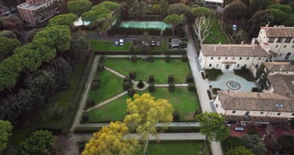 이탈리아에서 궁전의 도시의 공원에있는 역사적인 건물의 아름다운 고품질 — 비디오