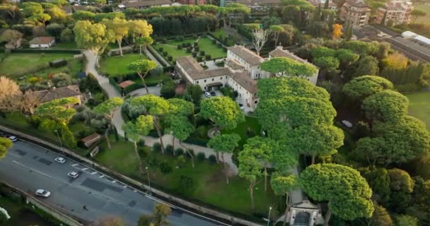 역사적인 궁전의 공원에 아름다운 고품질 — 비디오