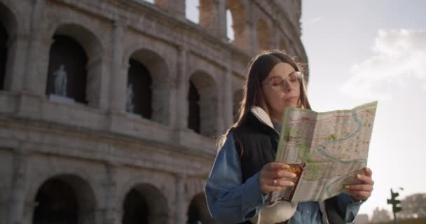 Seorang Wanita Wisatawan Melihat Peta Dekat Coliseum Romawi Seorang Gadis — Stok Video