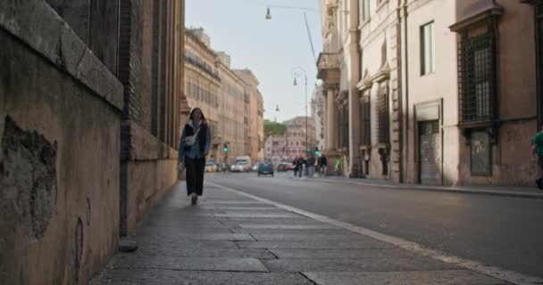 Una Turista Pasea Por Las Calles Roma Capital Italia Fin — Vídeos de Stock