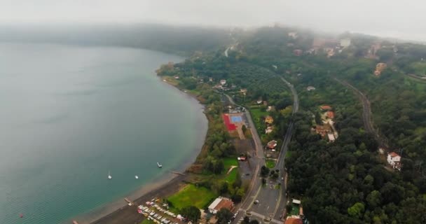 Вид Воздуха Озеро Альбано Кастель Гандольфо Италии Город Горной Скале — стоковое видео