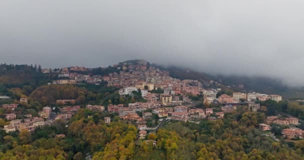 イタリアのロッカ パパの空中展望 山の上の都市は 古代建築とヨーロッパの小さな 美しい観光の町です 高品質の4K映像 — ストック動画