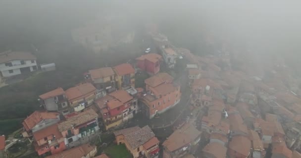 Widok Lotu Ptaka Mistyczna Mgła Stare Europejskie Miasto Piękne Domy — Wideo stockowe