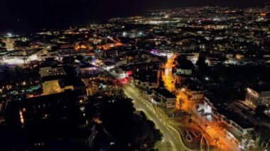 Paphos Kıbrıs 'ın gece şehir manzarası. Kentin aydınlık caddeleri Akdeniz kıyısındaki turistik bir adada deniz kenarındaki otelleri aydınlatıyor. Yüksek kalite 4k görüntü