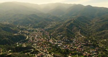 Kakopetria Kıbrıs şehir manzarası. Dağlarda, Akdeniz 'de kırmızı çatıları olan güzel eski evleri olan bir adanın doğa ve köy manzarası. Yüksek kalite 4k görüntü