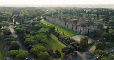 Caracalla Hamamları, Roma, İtalya. Günbatımında antik Roma tarihi kalıntıları olan Ulusal Arkeoloji Müzesi. Yüksek kalite 4k görüntü