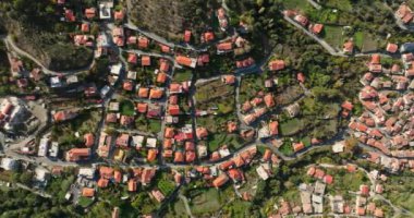 Kakopetria Kıbrıs şehir manzarası. Adanın dağlarındaki güzel mimari ve kentsel köyleri kuş bakışı gören şehir manzarası. Yüksek kalite 4k görüntü