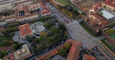 İtalya 'nın Floransa kentindeki trafiğin hava görüntüsü. Trafik sıkışıklığı olan şehir manzarası, şehrin tarihi merkezinde caddeler boyunca hareket eden arabalar. Yüksek kalite 4k 