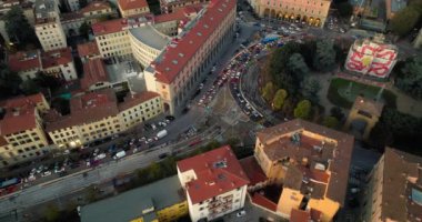 İtalya 'nın Floransa kentindeki trafiğin hava görüntüsü. Tarihi şehir merkezinde güzel mimarisi olan trafik sıkışıklığı. Yüksek kalite 4k görüntü