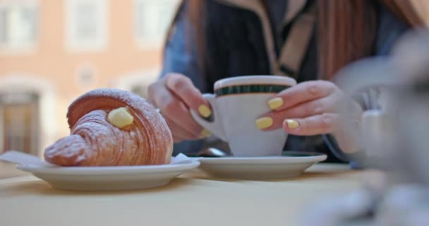Primo Piano Della Ragazza Prende Una Tazza Caffè Con Mani — Video Stock