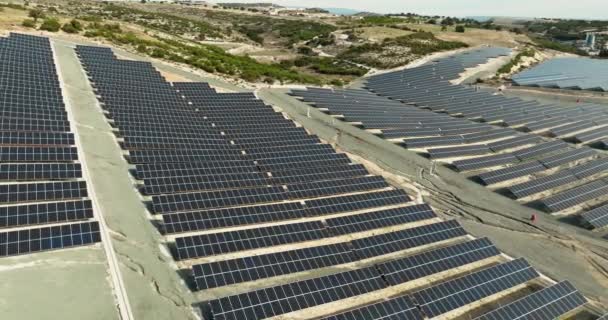 太陽光発電プラントの空中観測 太陽エネルギーからの代替電力の産業風景 環境保護 高品質の4K映像 — ストック動画