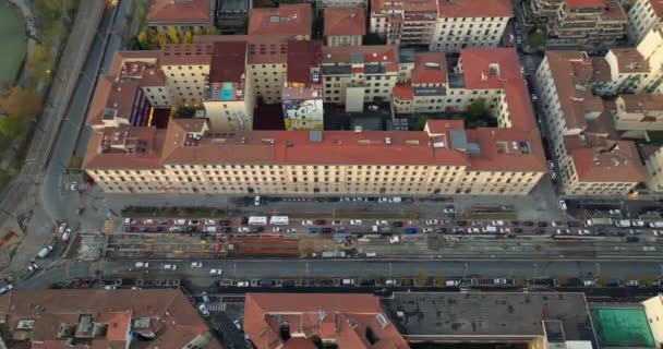 イタリアのフィレンツェの街並みにおける交通の空中観察 歴史的な都市建築の歴史的な市内中心部の通りに車の移動 高品質の4K映像 — ストック動画