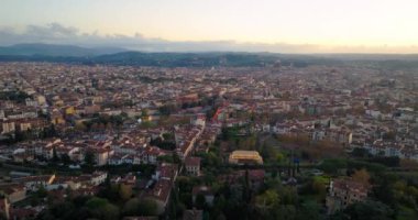 İtalya 'nın Floransa kentsel manzarası. Gün batımında şehrin mimarisinin panoramik görüntüsü. Yüksek kalite 4k görüntü