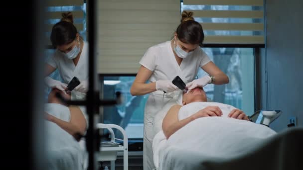 Cosmetologist Faz Elevador Cara Hardware Para Sênior Procedimentos Cuidado Pele — Vídeo de Stock